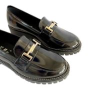 Εικόνα της Loafers από δέρμα φλωρεντικ με μεταλλική λεπτομέρεια
