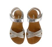 Παιδικά πέδιλα για κορίτσια σε ασημί μεταλλιζέ χρώμα από γνήσιο δέρμα με μπεζ σόλα και πάτο.Έχουν αυτοκόλλητο κούμπωμα στο κουντεπιά και χιαστί λουράκια με στρας στα δάχτυλα.Επάνω όψη σε λευκό φόντο.