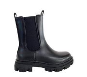 Παιδικά μποτάκια για κορίτσια σε μαύρο χρώμα από δερματίνη με λάστιχο στην εξωτερική πλευρά και φερμυάρ στην εσωτερική πλευρά πλάγια εξωτερική πλευρά σε λευκό φόντο.