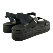 Εικόνα της ΧΧΧ Σανδάλια δερμάτινα flatform με ανάγλυφη φάσα