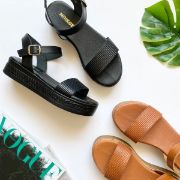 Εικόνα της ΧΧΧ Σανδάλια δερμάτινα flatform με ανάγλυφη φάσα