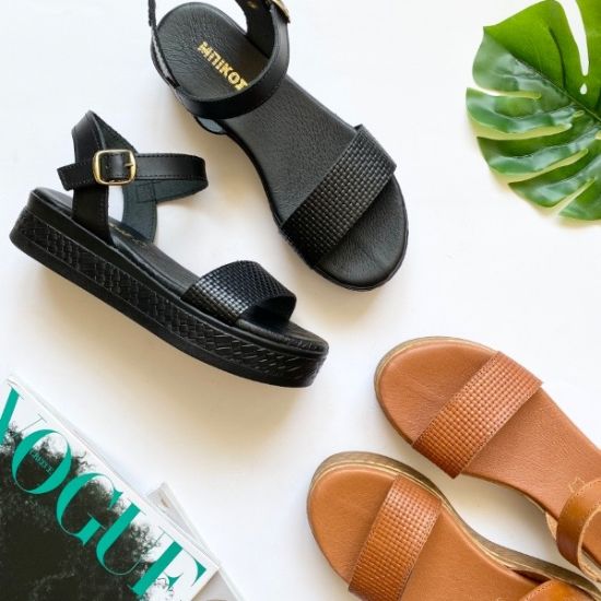 Εικόνα της ΧΧΧ Σανδάλια δερμάτινα flatform με ανάγλυφη φάσα