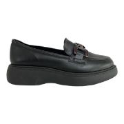 Εικόνα της Old Loafers με μεταλλική λεπτομέρεια