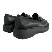 Εικόνα της Old Loafers με μεταλλική λεπτομέρεια