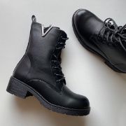 Εικόνα της ΧΧΧ Αρβυλάκια με σχέδιο μεταλλικό V και φερμουάρ 