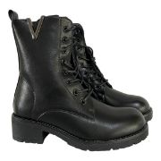 Εικόνα της ΧΧΧ Αρβυλάκια με σχέδιο μεταλλικό V και φερμουάρ 