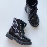 Εικόνα της Μποτάκια παιδικά λουστρίνι με καρδούλες φερμουάρ και κορδόνια για κορίτσια