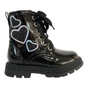 Παιδικά λουστρίνι μποτάκια για κορίτσια σε μαύρο χρώμα με κορδόνια και φερμουάρ στην εσωτρική πλευρά διακοσμημένα με καρδίες από γκλίτερ πλάγια εξωτερική όψη σε λευκό φόντο.