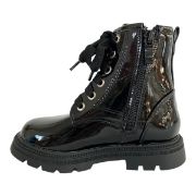 Παιδικά λουστρίνι μποτάκια για κορίτσια σε μαύρο χρώμα με κορδόνια και φερμουάρ στην εσωτρική πλευρά διακοσμημένα με καρδίες από γκλίτερ πλάγια εσωτερική όψη σε λευκό φόντο.	