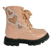 Παιδικά λουστρίνι μποτάκια για κορίτσια σε ροζ χρώμα με κορδόνια και φερμουάρ στην εσωτρική πλευρά διακοσμημένα με καρδίες από γκλίτερ πλάγια εξωτερική όψη σε λευκό φόντο.	