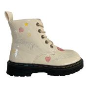 Παιδικά λουστρίνι μποτάκια για κορίτσια σε μπεζ χρώμα με κορδόνια,φερμουάρ στην εσωτερική πλευρά διακοσμημένα με καρδίες,αστεράκια και λέξεις πλάγια εξωτερική όψη σε λευκό φόντο.	
