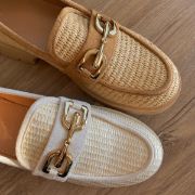 Εικόνα της Loafers από ψάθα με μεταλλική λεπτομέρεια