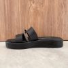 Εικόνα της Δερμάτινη παντόφλα flatform με φαρδιά φάσα και στρας
