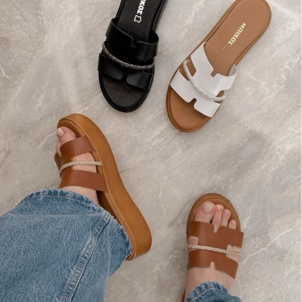 Εικόνα της Δερμάτινη παντόφλα flatform με φαρδιά φάσα και στρας