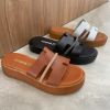 Εικόνα της Δερμάτινη παντόφλα flatform με φαρδιά φάσα και στρας