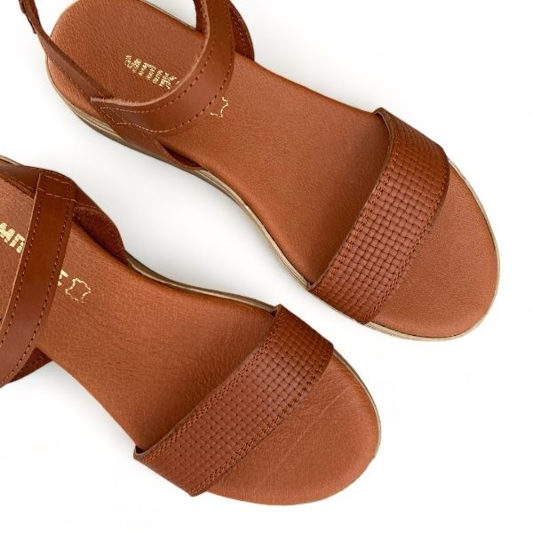 Εικόνα της Σανδάλια δερμάτινα flatform με ανάγλυφη φάσα