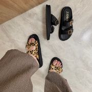 Εικόνα της Ανατομικές παντόφλες με ρυθμιζόμενα λουριά σε leopard