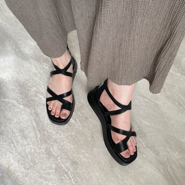 Picture of Πέδιλο flatform με χιαστί λουράκια, δάχτυλο και μεταλλική αγκράφα 