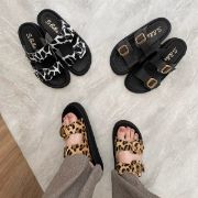 Εικόνα της Παντόφλα ανατομική με cow print και μαύρες αγκράφες