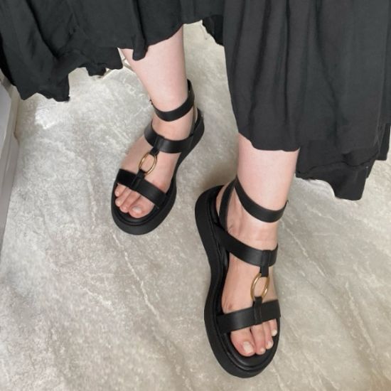 Εικόνα της Old Πέδιλο flatform με χρυσές λεπτομέρειες και λουράκι αστραγάλου 