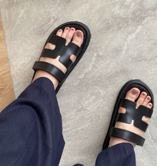 Εικόνα της Παντόφλα ανατομική με φαρδιά φάσα και λουράκι με αυτοκόλλητο