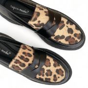 Εικόνα της Loafers με λεοπάρ σχέδιο και τρακτερωτή σόλα 