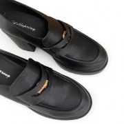 Εικόνα της Old Loafers με χοντρό τακούνι και χρυσή λεπτομέρεια 