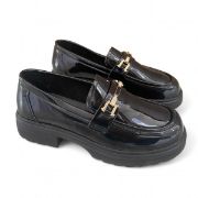 Εικόνα της Loafers λουστρίνι με μεταλλική λεπτομέρεια 