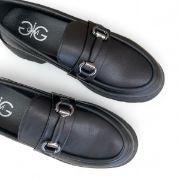 Εικόνα της Old Loafers ματ με ασημί αγκράφα και τρακτερωτή σόλα