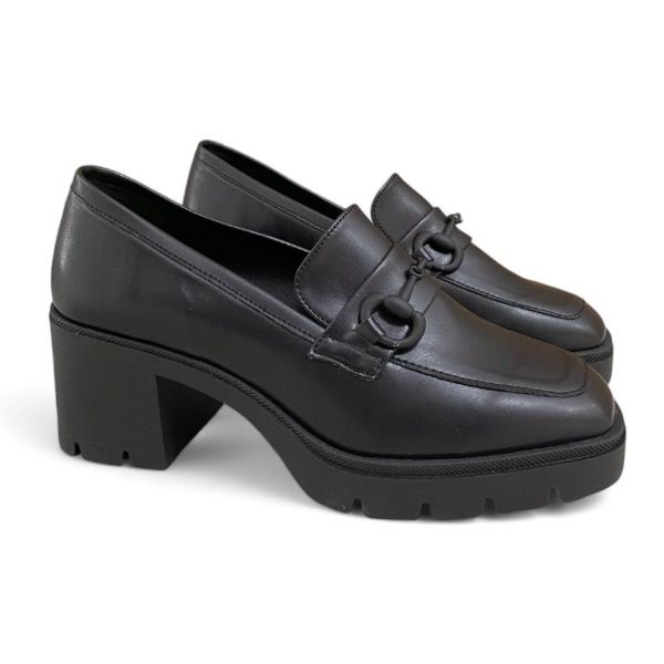 Εικόνα της Old Loafers με τετράγωνη μύτη, μαύρο διακοσμητικό και χοντρό τακούνι 
