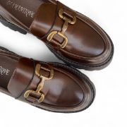Εικόνα της Old Loafers καφέ ματ με χρυσή λεπτομέρεια και τρακτερωτή σόλα 