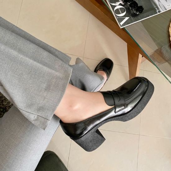 Εικόνα της Loafers λουστρίνι με χοντρό τακούνι 