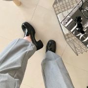 Εικόνα της Loafers λουστρίνι με χοντρό τακούνι 