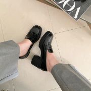 Εικόνα της Loafers λουστρίνι με χοντρό τακούνι 