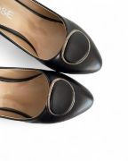 Εικόνα της Γόβες με μεταλλική λεπτομέρεια και χοντρό τακούνι 