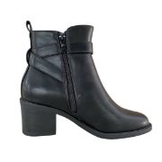 Εικόνα της Μποτάκια με χαμηλό τακούνι και λουράκι με μεταλλικές λεπτομέρεις