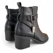 Εικόνα της Μποτάκια με χαμηλό τακούνι και λουράκι με μεταλλικές λεπτομέρεις