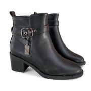 Εικόνα της Μποτάκια με χαμηλό τακούνι και λουράκι με μεταλλικές λεπτομέρεις