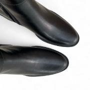 Εικόνα της Μποτάκια με χαμηλό τακούνι και λουράκι με μεταλλικές λεπτομέρεις