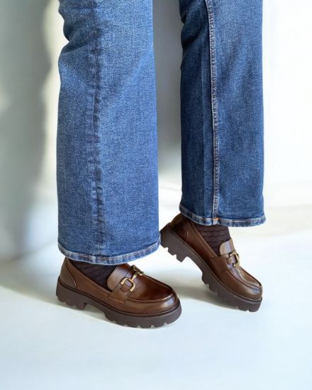 Εικόνα της Old Loafers καφέ ματ με χρυσή λεπτομέρεια και τρακτερωτή σόλα 