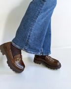 Εικόνα της Old Loafers καφέ ματ με χρυσή λεπτομέρεια και τρακτερωτή σόλα 