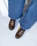 Εικόνα της Old Loafers καφέ ματ με χρυσή λεπτομέρεια και τρακτερωτή σόλα 