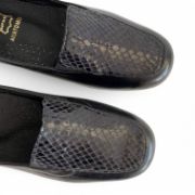 Εικόνα της Γυναικεία δερμάτινα ανατομικά παπούτσια με σχέδιο φίδι και λάστιχα