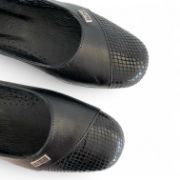 Εικόνα της Δερμάτινα ανατομικά παπούτσια με σχέδιο φίδι και μεταλλική λεπτομέρεια