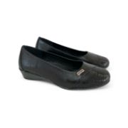 Εικόνα της Δερμάτινα ανατομικά παπούτσια με σχέδιο φίδι και μεταλλική λεπτομέρεια