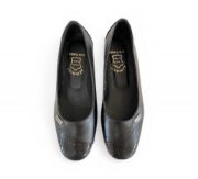 Εικόνα της Δερμάτινα ανατομικά παπούτσια με σχέδιο φίδι και μεταλλική λεπτομέρεια