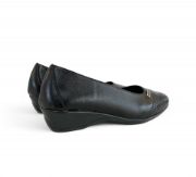 Εικόνα της Δερμάτινα ανατομικά παπούτσια με σχέδιο φίδι και μεταλλική λεπτομέρεια