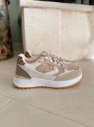 Εικόνα της Old Sneakers με Συνδυασμό Υλικών και Χρωμάτων