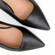 Μαύρες μυτερές εξώφτερνες slingback γόβες από συνθετικό δέρμα κοντινό στην επάνω όψητης μύτης του παπουτσιού