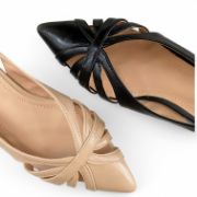 Μυτερές μπαλαρίνες με cut out λεπτομέρειες σε μπεζ και μαύρο χρώμα σε λευκό φόντο κοντινό στο μπροστινό μέρος της μύτης